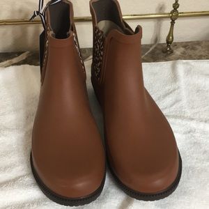 Beautiful pair of women Rubber Rain Boots, size 9, Brand New.